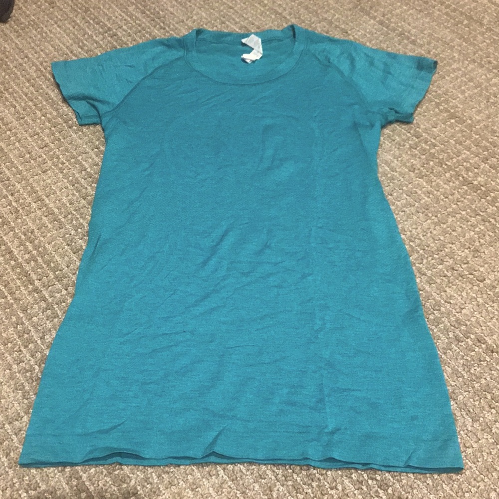 LULU LEMON SIZE 6 TEAL GREEN SHORT SLEEVE CREW NECK. IN GREAT SHAPE.FITTED.